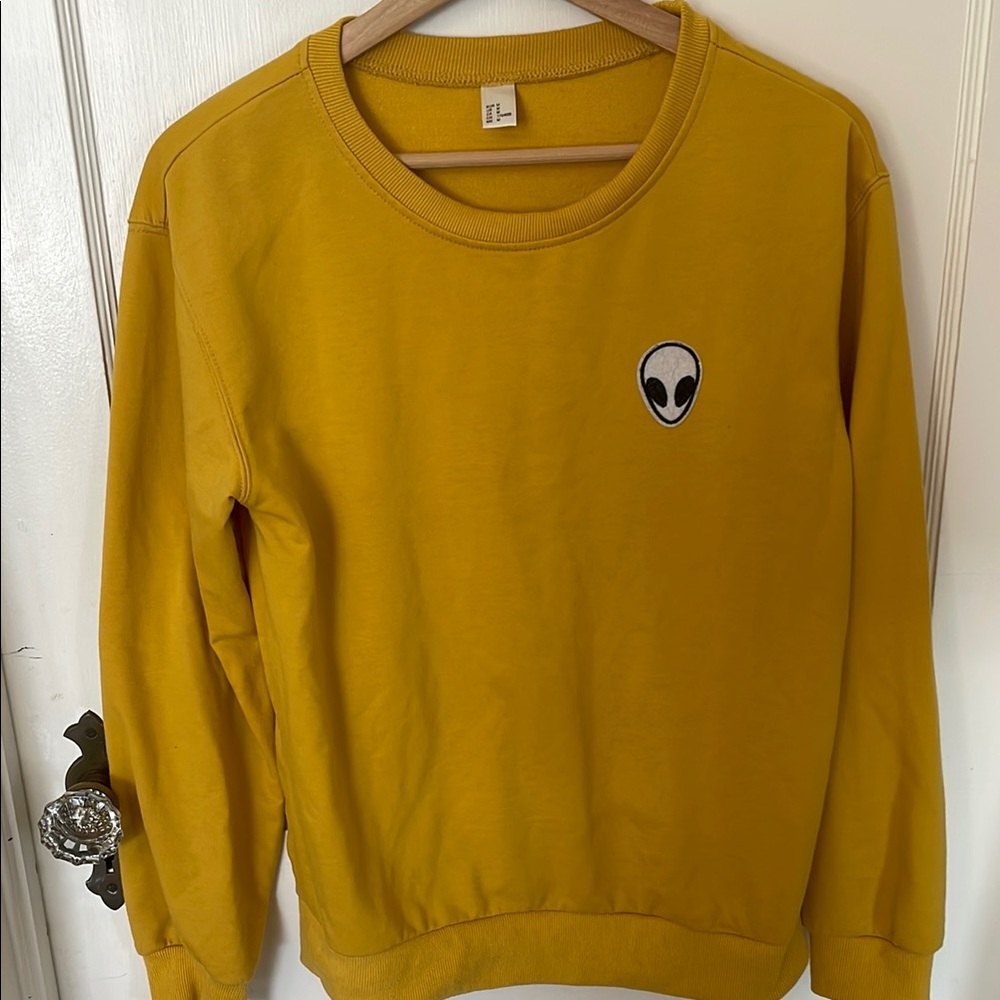 Classic Yellow Pullover Sweatshirt • Women’s Size M • Casual Cozy Fit